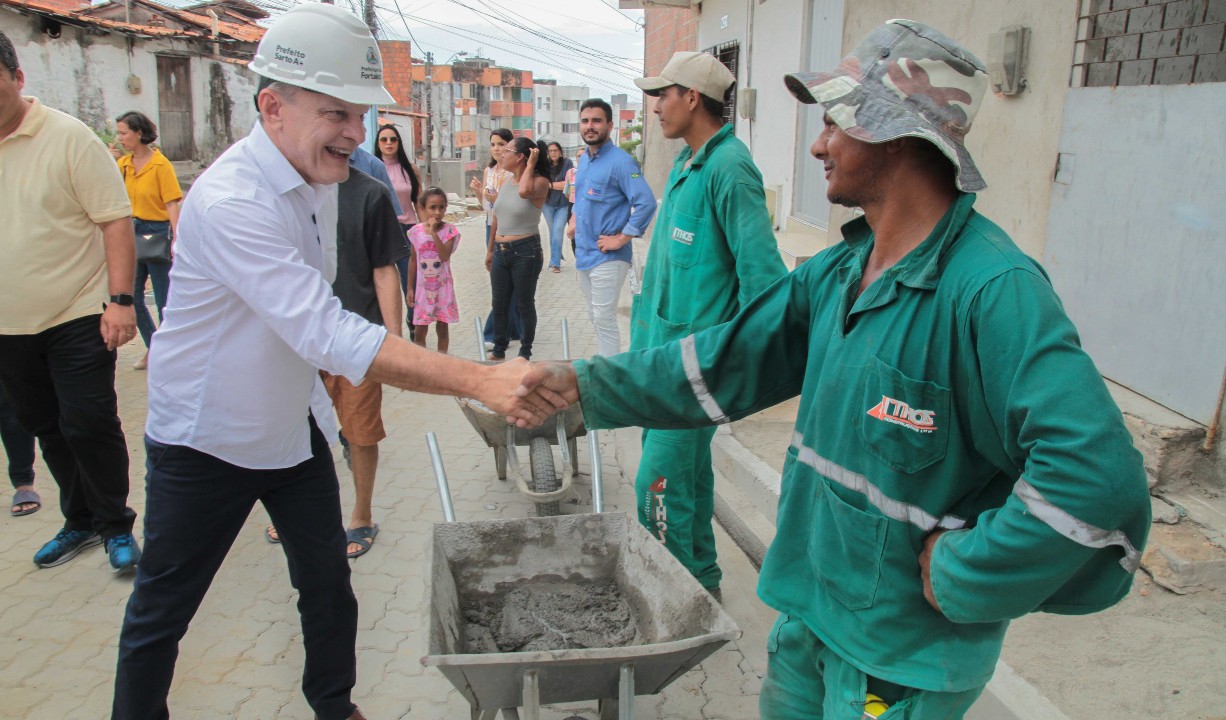 prefeito cumprimenta um operário